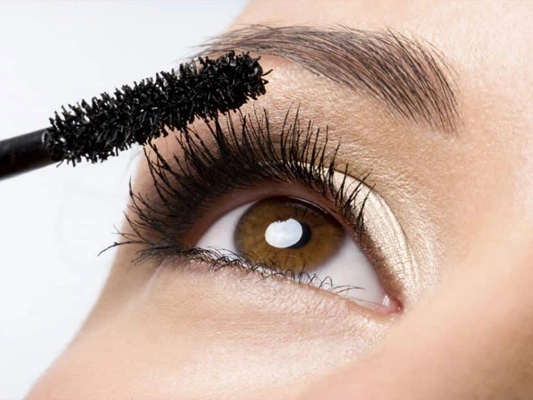 ریمل و سلامت مژه؛ ترکیبات مهم و نکات مراقبتی